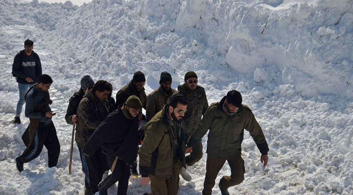 7, including 5 cops, killed in J&K avalanche