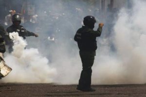 Clashes break out at Venezuelan border