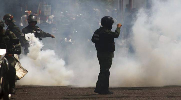 Clashes break out at Venezuelan border