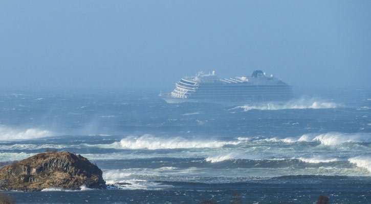 Norway airlifting 1,300 passengers off cruise ship in storm