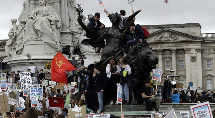 16 arrested at NYC student climate protest