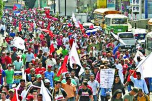 Thousands protest against Honduras president