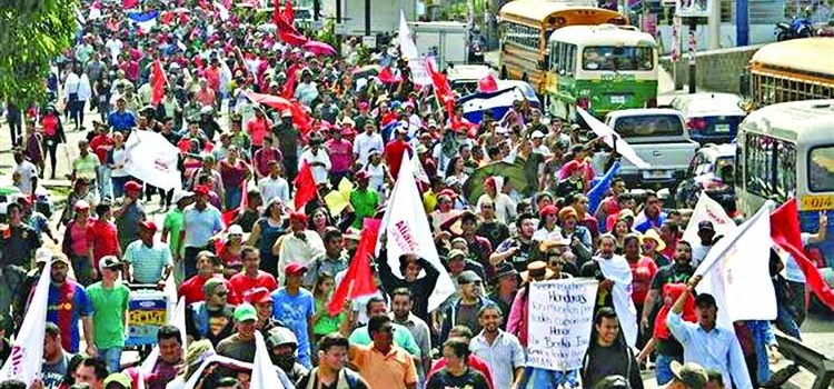 Thousands protest against Honduras president