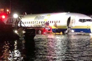 Boeing 737 lands in Florida river