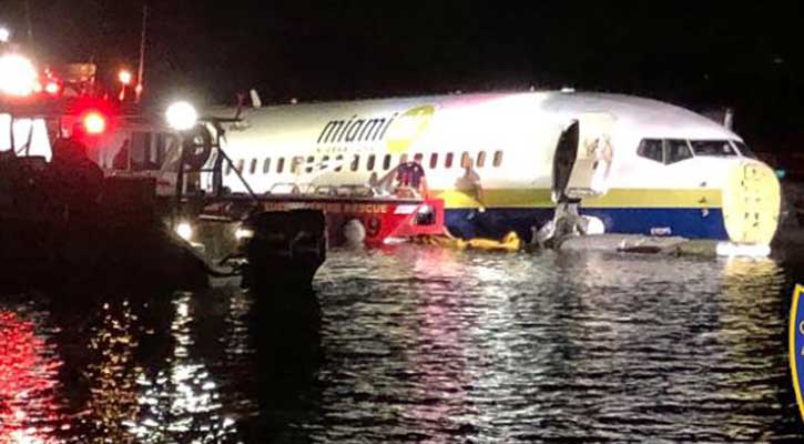 Boeing 737 lands in Florida river