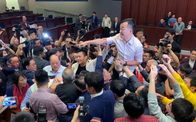 Hong Kong legislators brawl over contentious extradition law