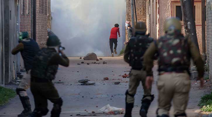 4 combatants, 1 civilian killed in Kashmir fighting