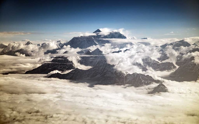 Bodies emerging from melting Everest ice