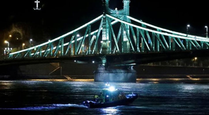 7 die as tour boat capsizes in Hungary