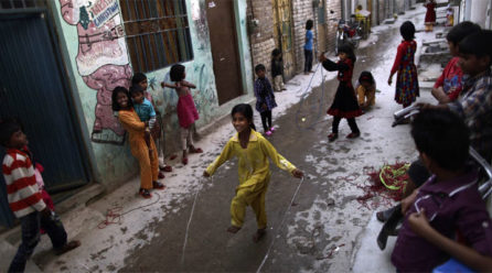 HIV outbreak infects hundreds of Pakistani children