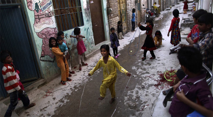 HIV outbreak infects hundreds of Pakistani children