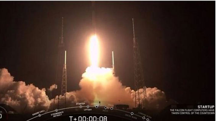 SpaceX puts up 60 internet satellites