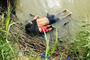 The story behind a photo of two dead migrants