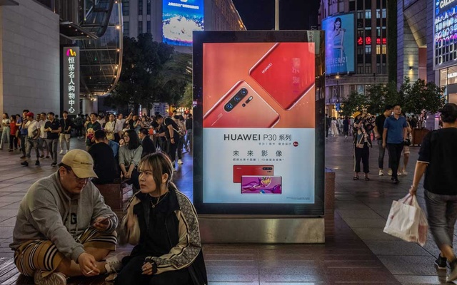 US tech firms defy Huawei ban