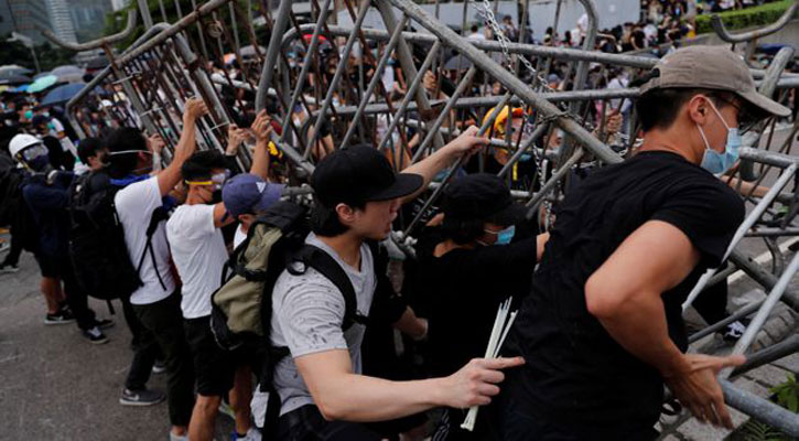 Protesters attempt to storm Hong Kong parliament