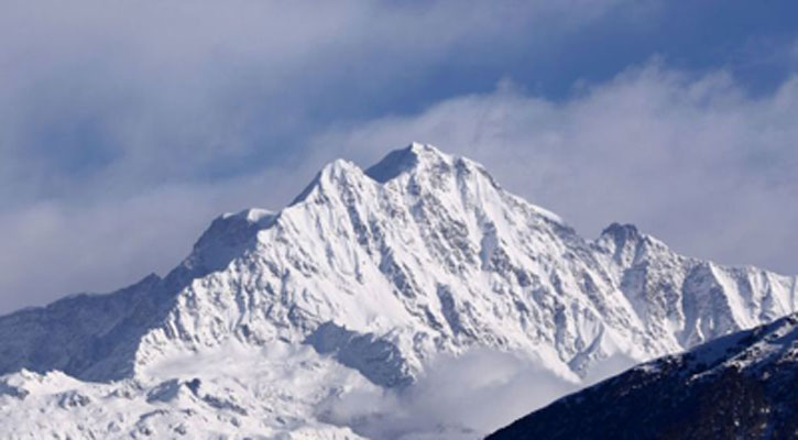 Helicopters join search for climbers in Himalayas