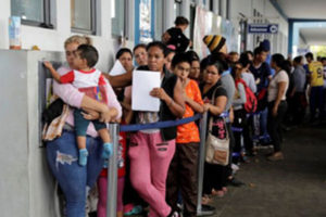 Venezuelans rush to cross Peru border