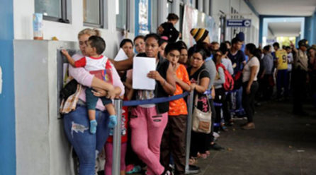 Venezuelans rush to cross Peru border