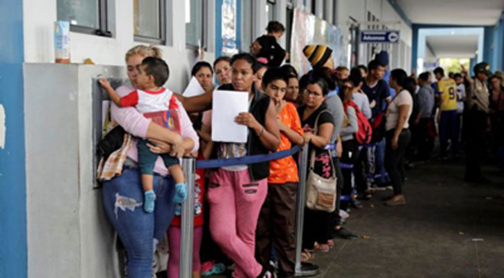 Venezuelans rush to cross Peru border