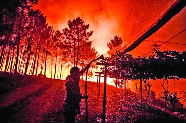 Thousands firefighters battle Portugal wildfires