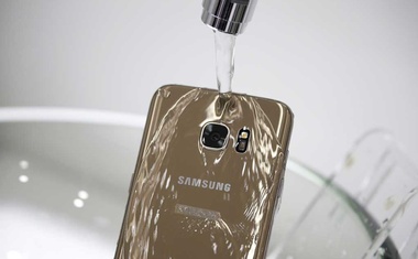 Samsung in hot water over splashy phone ads