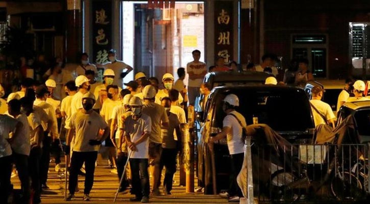 Armed mob storms Hong Kong train station