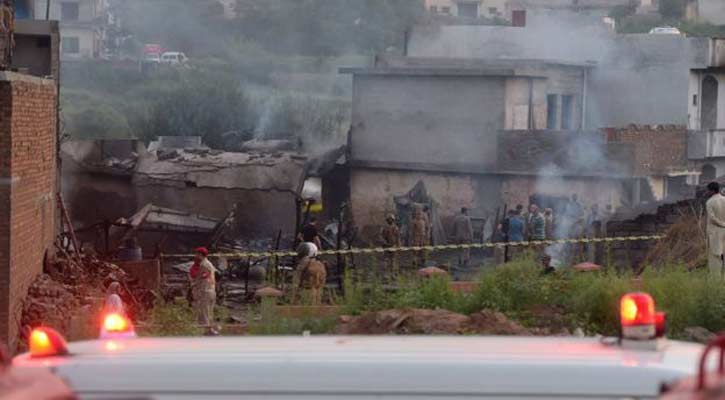 Pakistan army plane crashes into houses killing 17