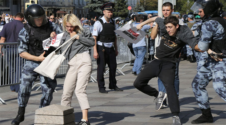 Russian police arrest thousand in election protest