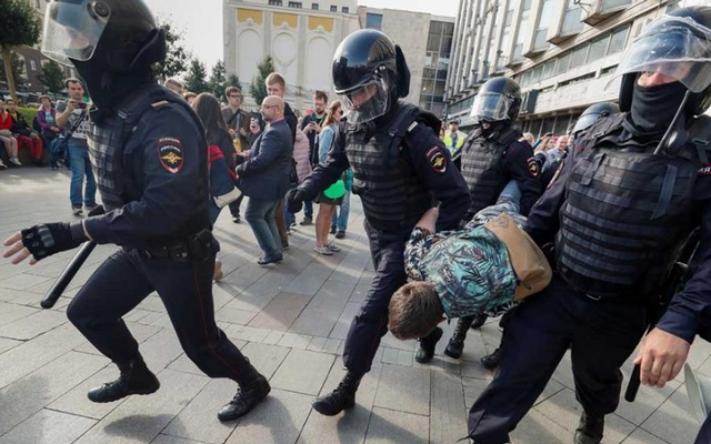 Russia detains 800 protesters in opposition crackdown