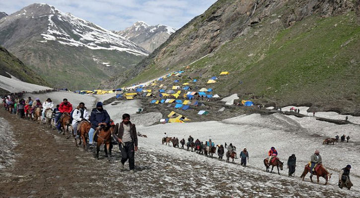 Thousands of tourists flee Kashmir after security alert