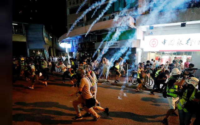 Hong Kong riot police curb airport protest after clashes