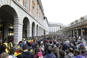 Hundreds queue for new iPhone sets worldwide