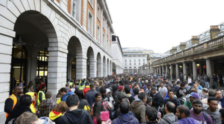 Hundreds queue for new iPhone sets worldwide