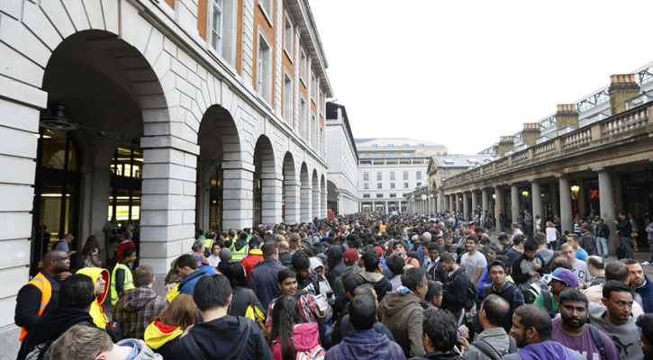 Hundreds queue for new iPhone sets worldwide