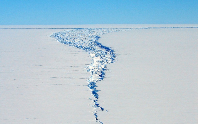 A huge iceberg split from Antarctica