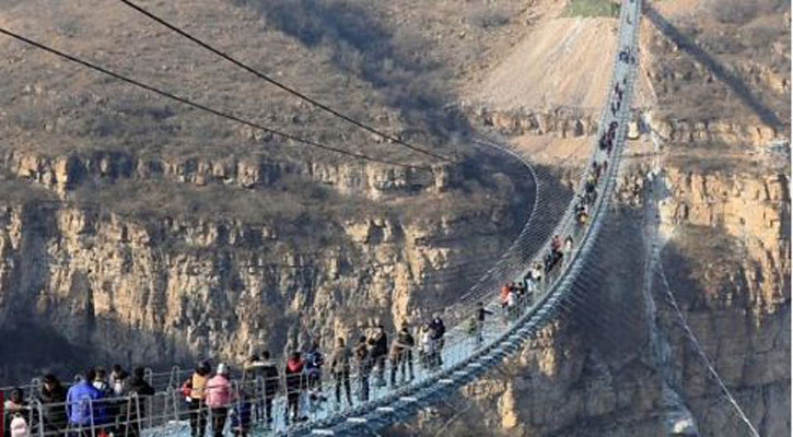 ‘Scary’ glass bridges shut in Chinese province