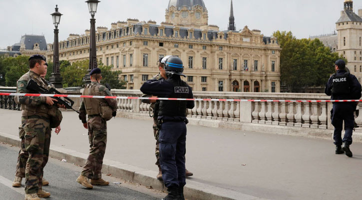 4 officers killed in knife attack at Paris police headquarters