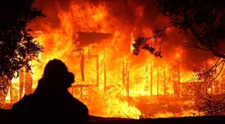 Thousands evacuated as California wildfire rages