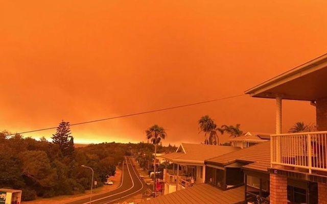 Australian bushfires intensify, residents told to leave