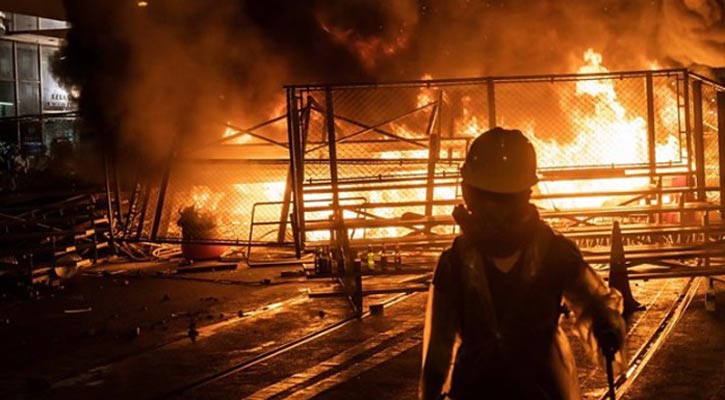 100 protesters still barricaded in Hong Kong campus