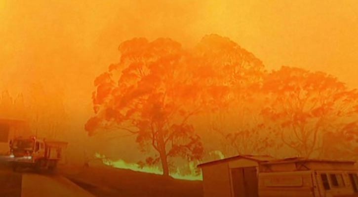 Australia bushfires north of Sydney ‘too big to put out’