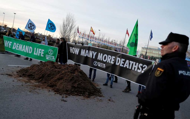 Activists dump manure outside Madrid summit