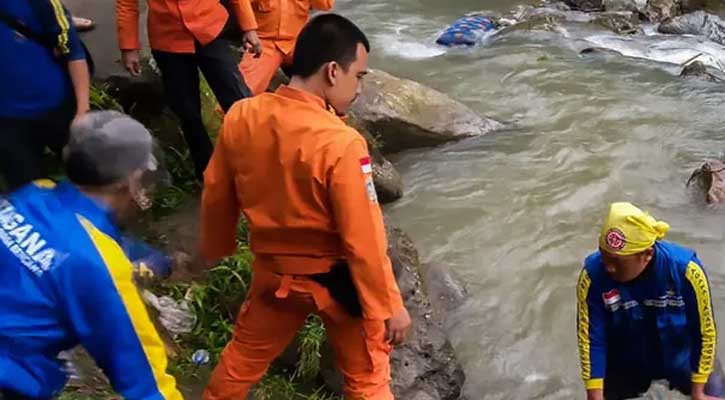 Indonesian bus plunges into ravine leaving 25 dead