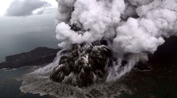 Giant blocks from Anak Krakatau rock litter ocean floor