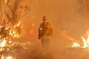 Thousands told to evacuate amid Australia bushfires