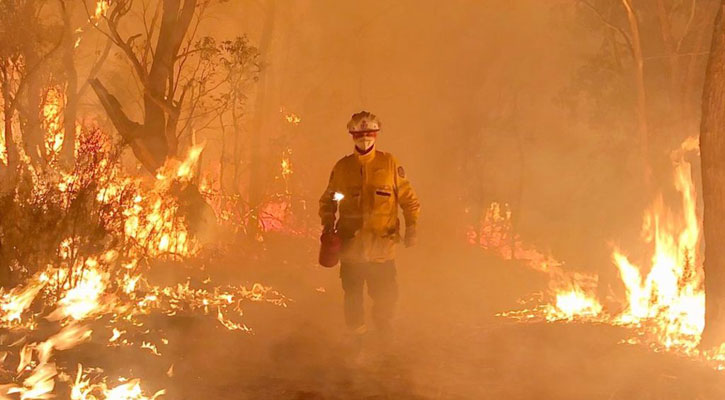 Thousands told to evacuate amid Australia bushfires