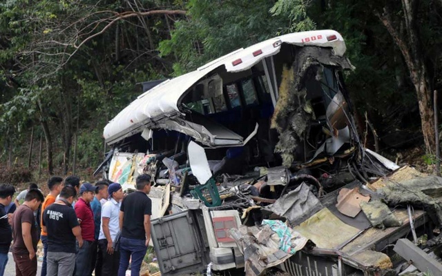 At least 20 dead in bus crash in eastern Guatemala