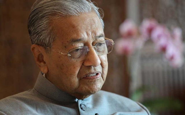 Mahathir pledges to step down for Anwar