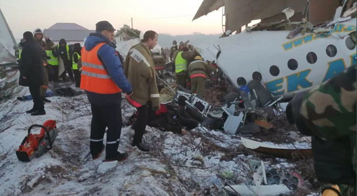 Deaths as plane crashes into Kazakhstan building