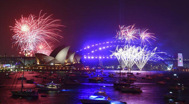 New Year’s Eve: Bangs and flashes set off new decade